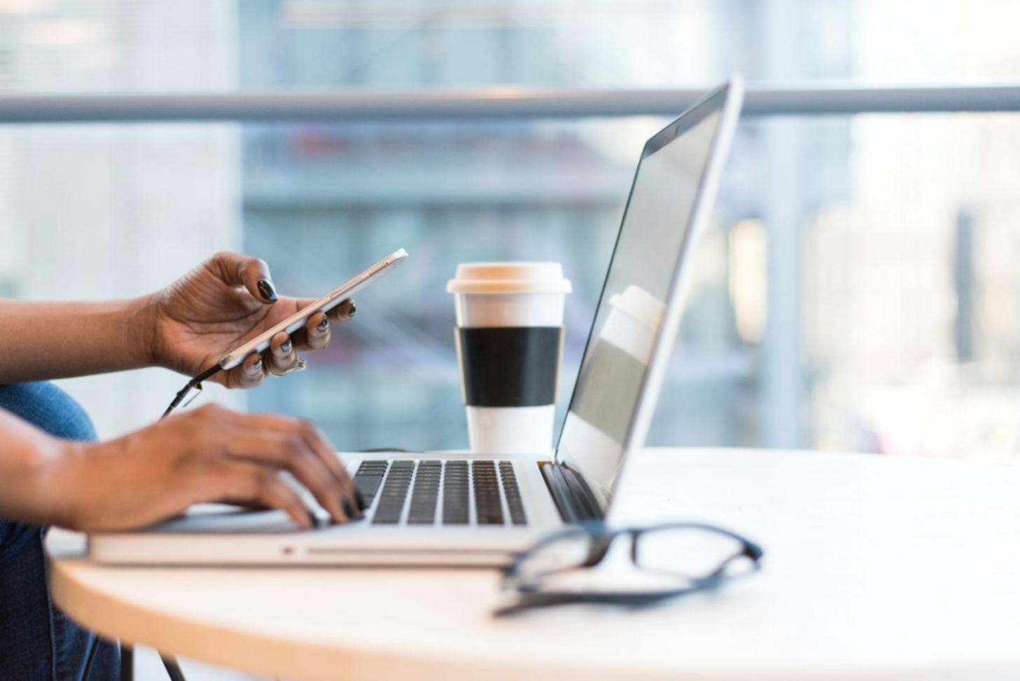 Professioneller Arbeitsplatz mit mehreren Monitoren